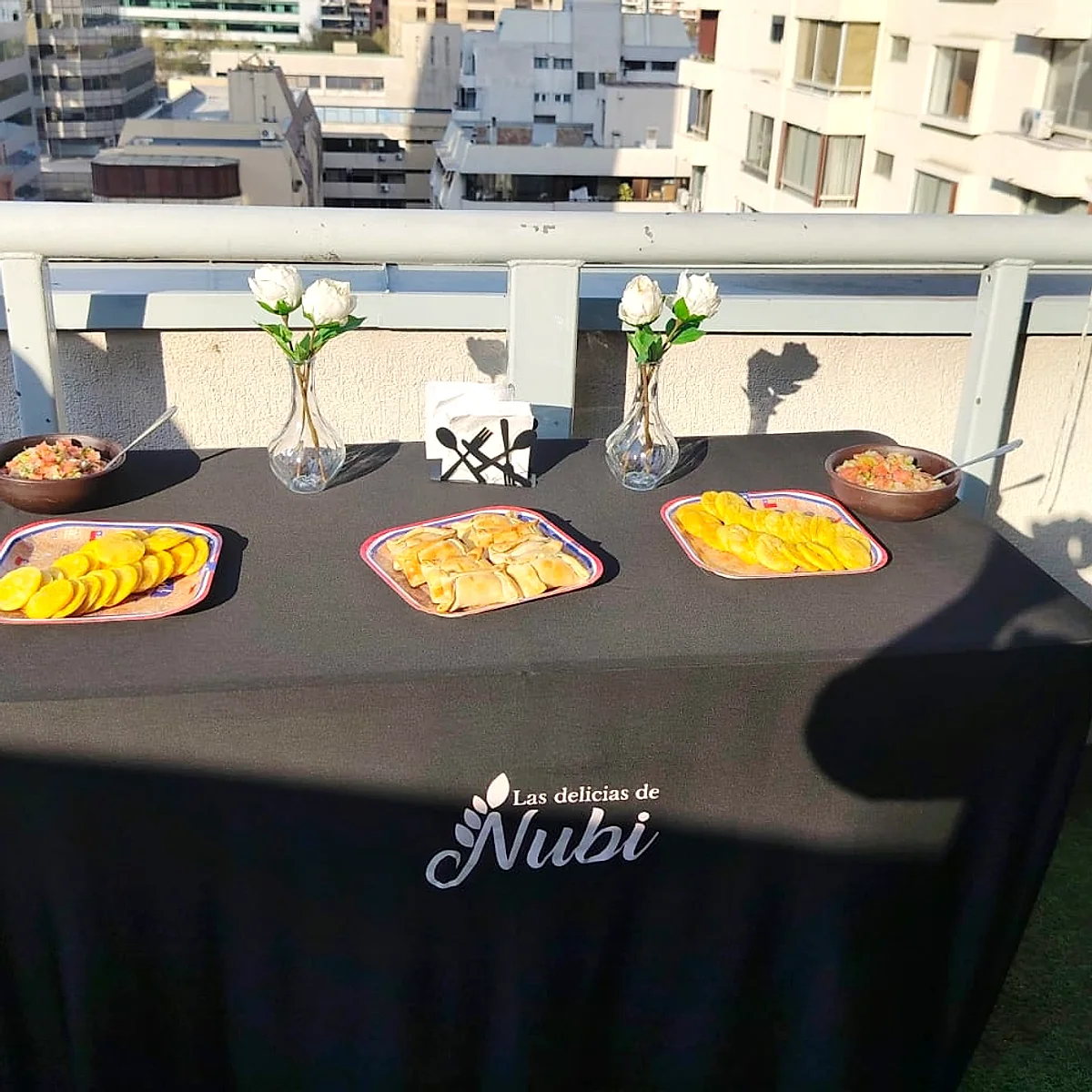 Mesa de banquetería montada en terraza, con mantel de Las delicias de Nubi