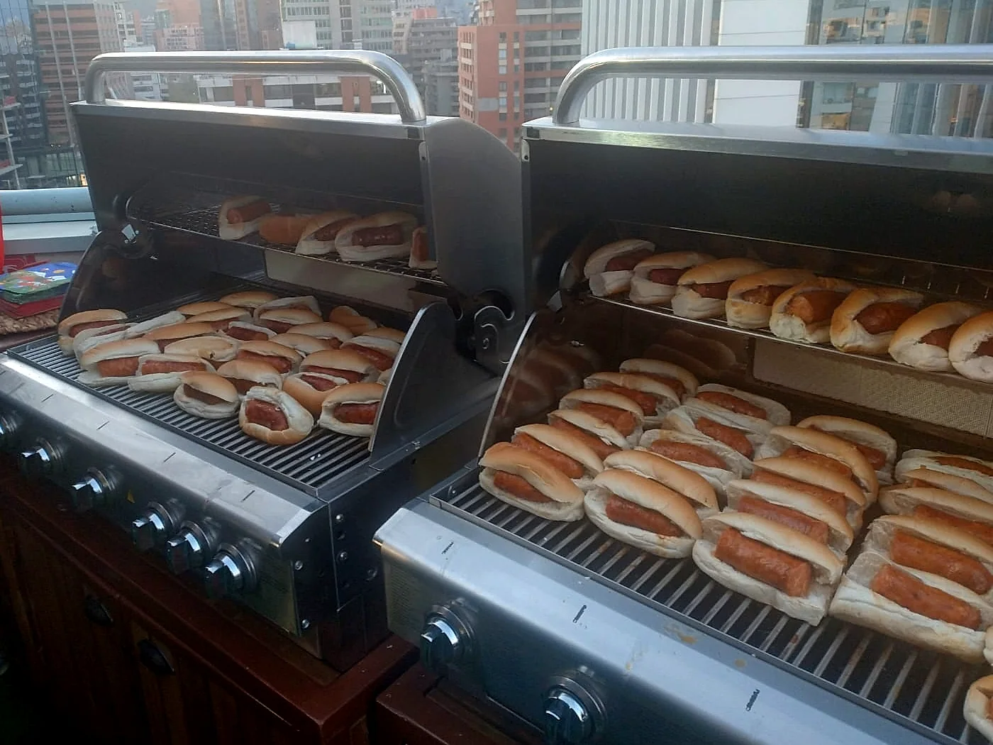 Choripanes calentándose en la parrilla