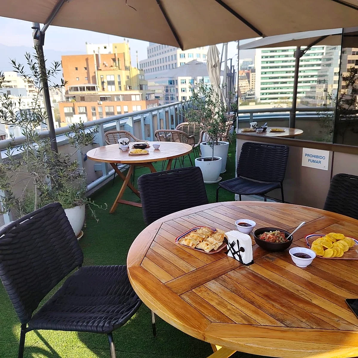 Coffee break armado en una terraza