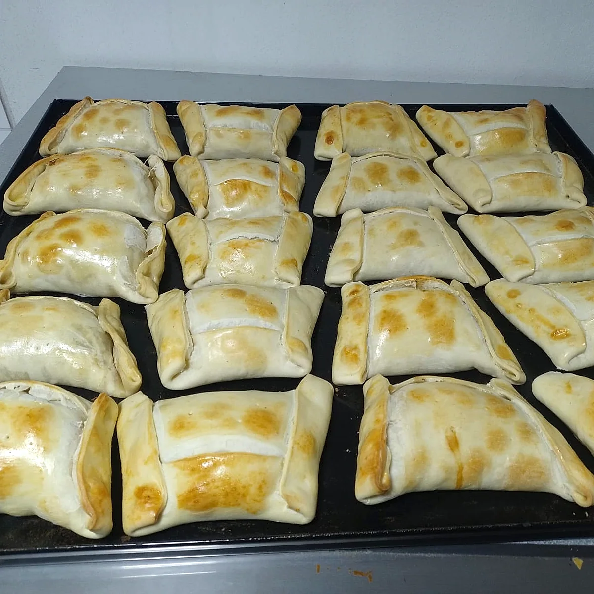 Empanadas de horno doradas en bandeja