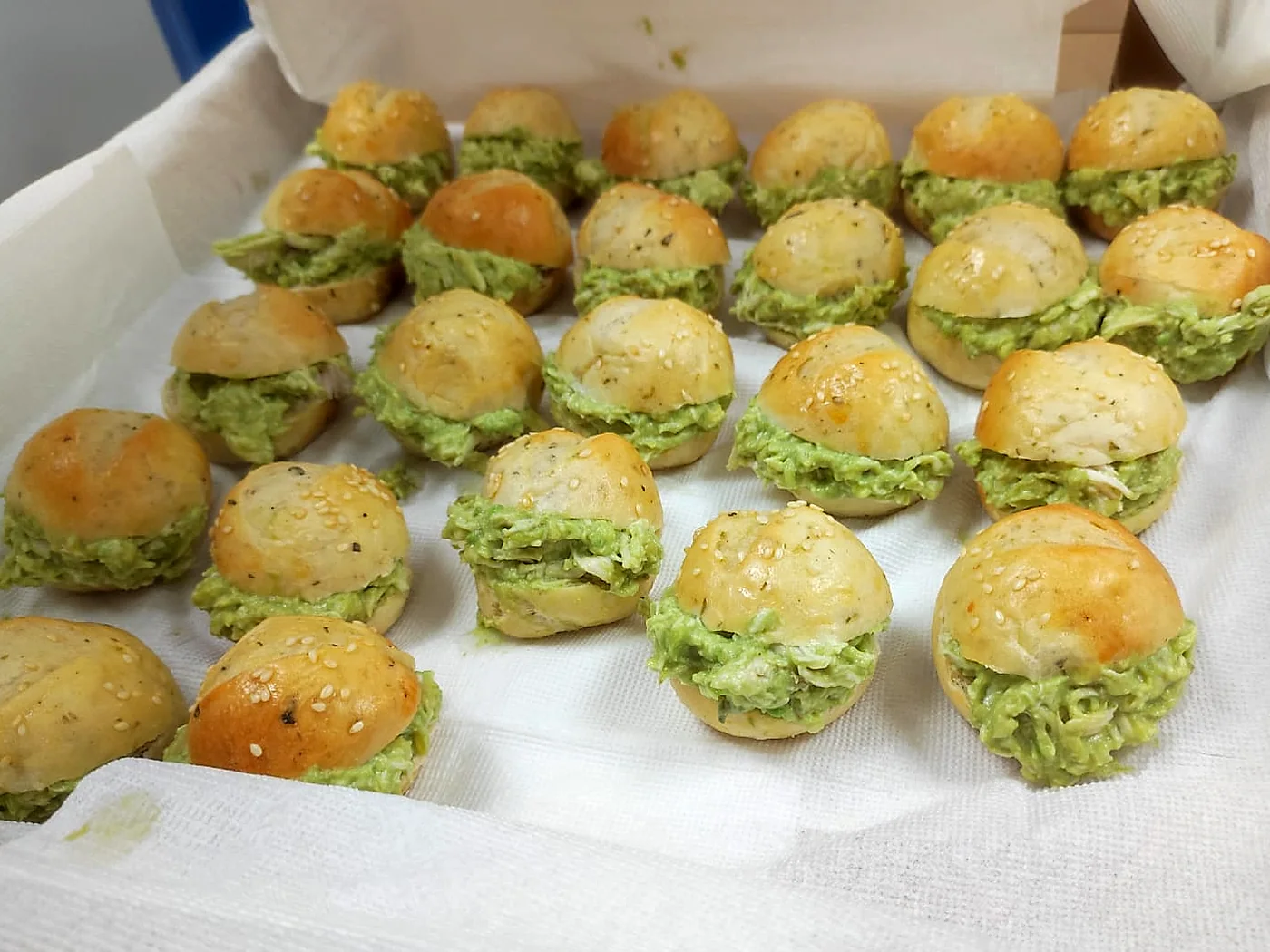 Mini sándwiches en pan de masa madre para compartir