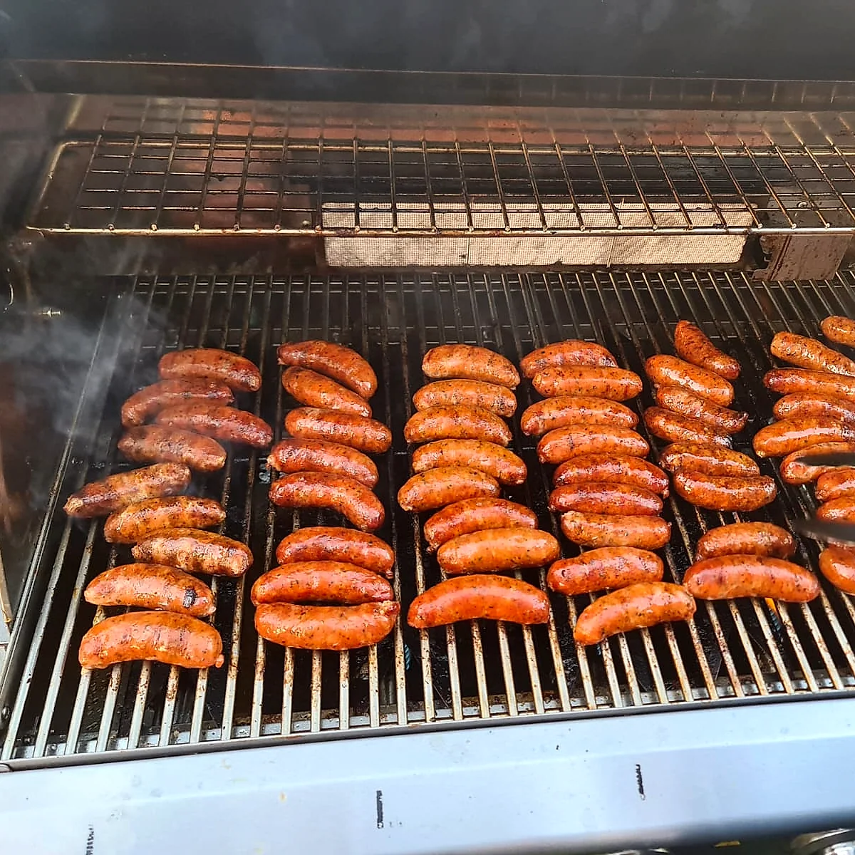Choripanes en la parrilla