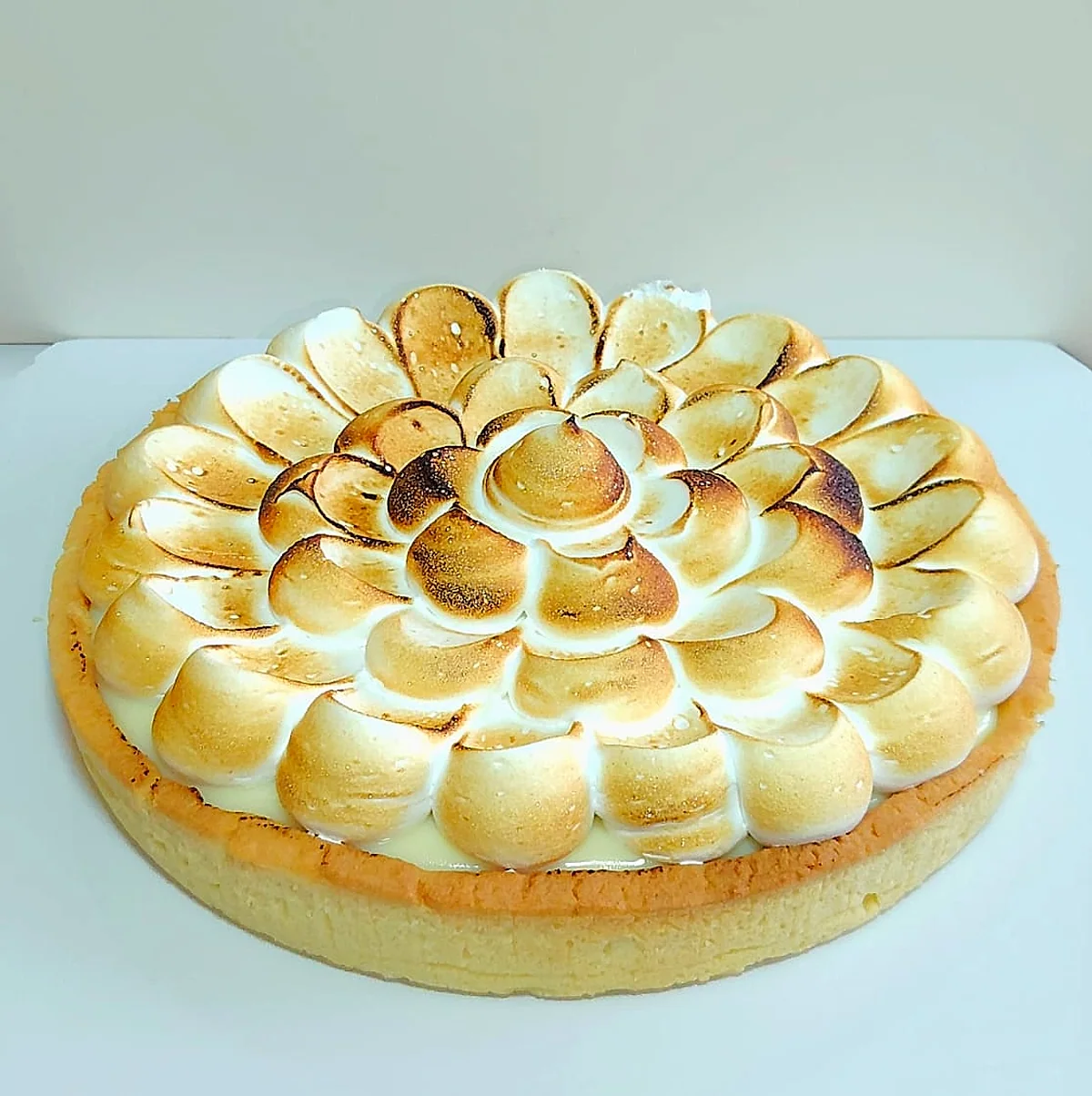 Tarta con merengue dorado hecha a pedido